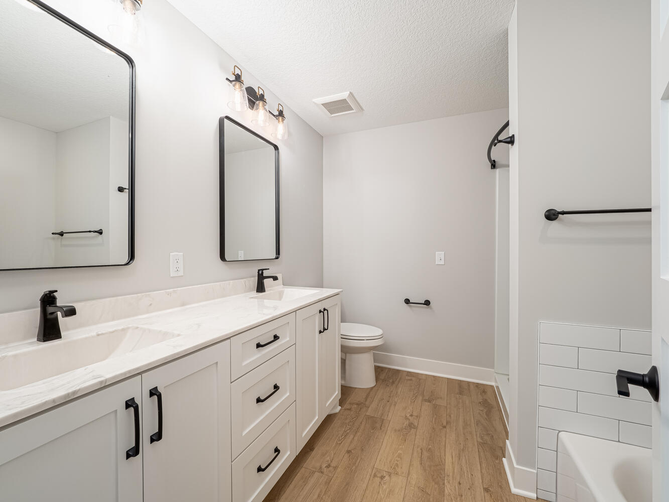 25-1653 Bolton Dr NW Buffalo MN-large-051-016-Upper Bathroom-1334×1000-72dpi